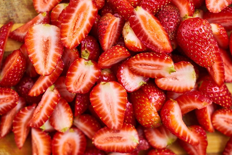 Cut strawberries 00677