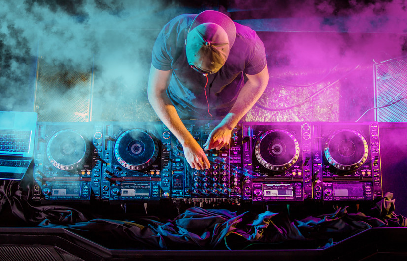 DJ in nightclub at party 00812